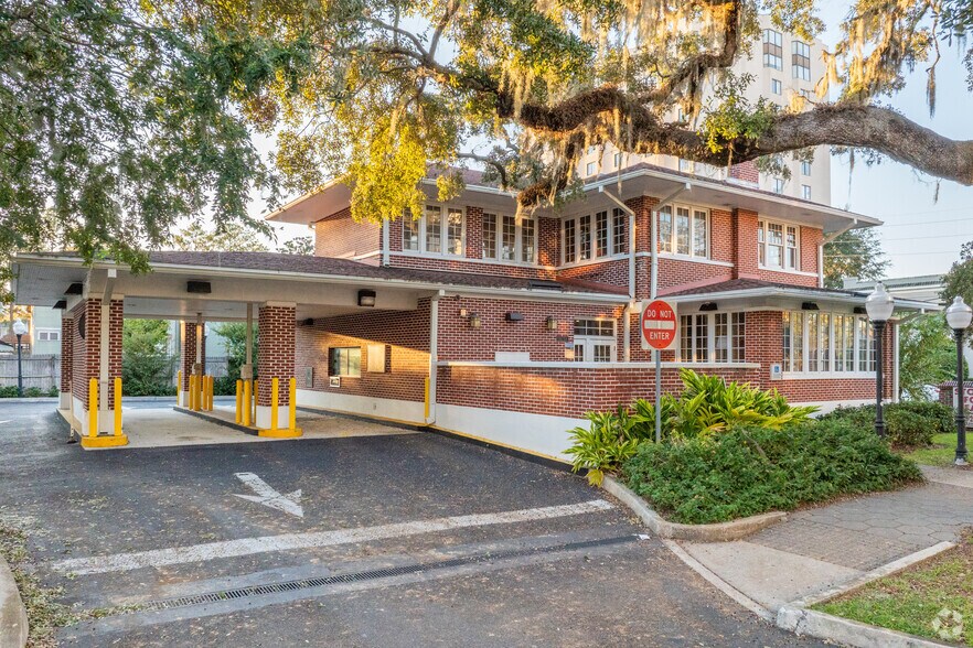 More Photos Of 1604 Margaret St, Jacksonville Bank For Lease