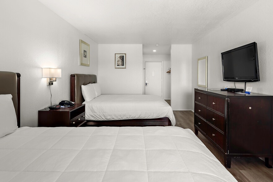 More Photos Of 700 Norris Harbor Dr, Crisfield Hotel For Sale