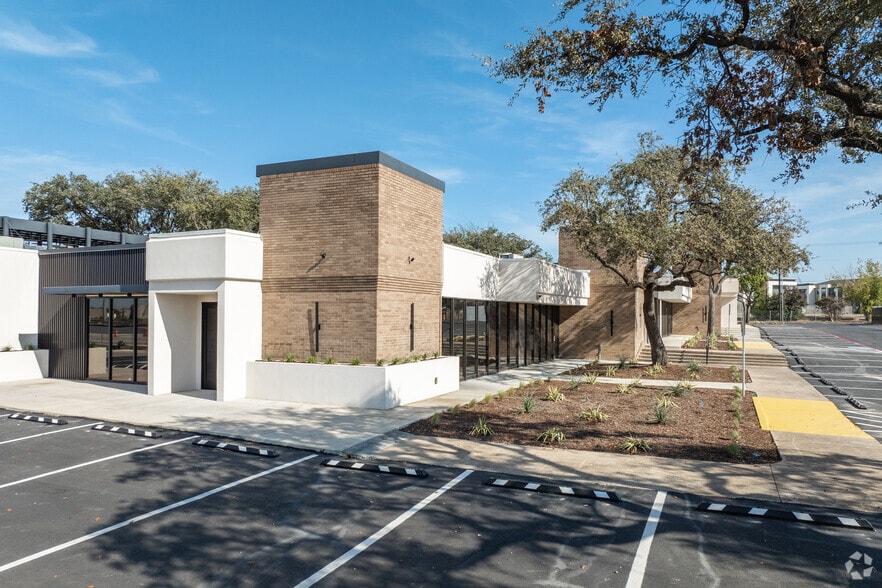 More Photos Of 13755 Lyndon B Johnson Freeway, Garland Restaurant For Lease