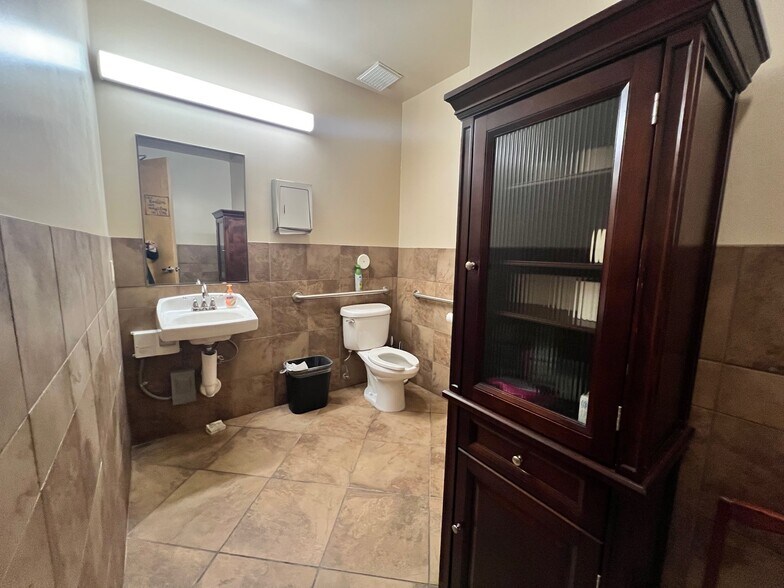 More Photos Of 6677 W Thunderbird Rd, Glendale Medical For Sale