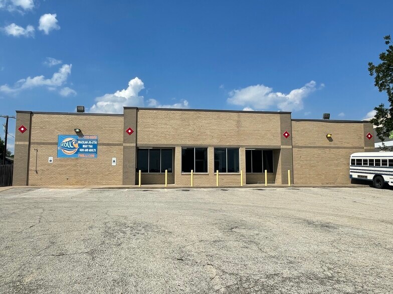 Primary Photo Of 5252 W Vickery Blvd, Fort Worth Showroom For Lease