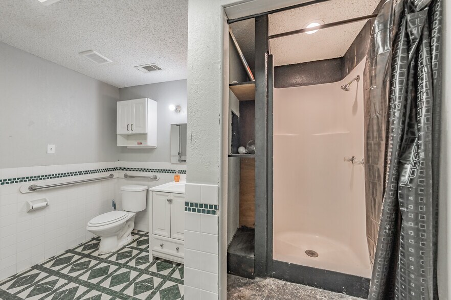 More Photos Of 7235 Glenview Dr, Richland Hills Office For Sale