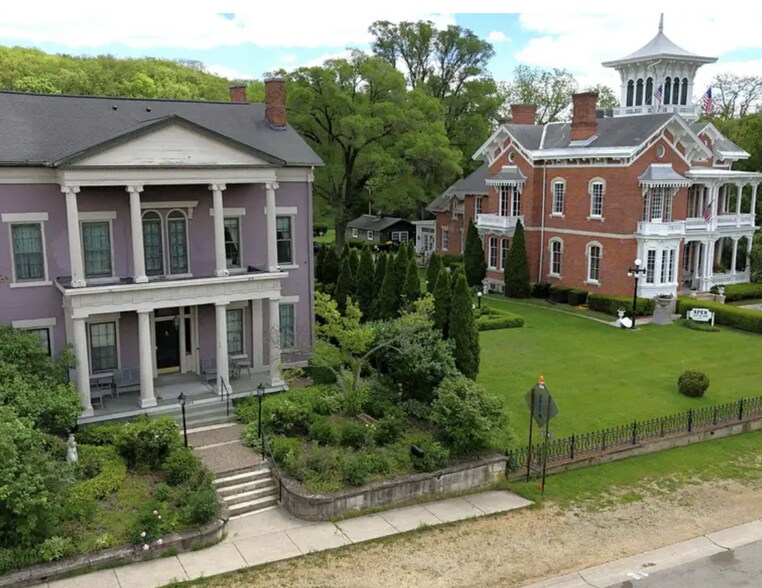 More Photos Of 1004 Park Ave, Galena Specialty For Sale