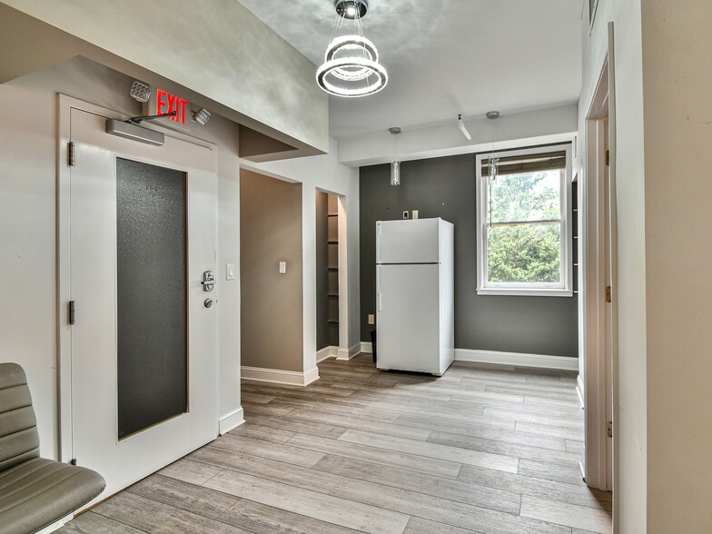 More Photos Of 2300 N Pershing Dr, Arlington Medical For Sale