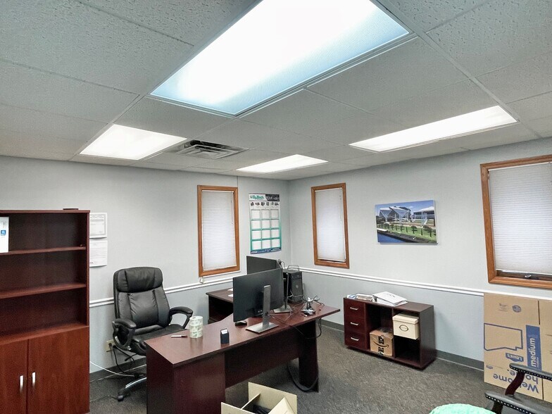 More Photos Of 320 Industrial Dr, Griffith Warehouse For Lease