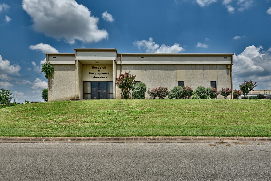 More Photos Of 1901 Longwood Dr, Brenham Manufacturing For Sale
