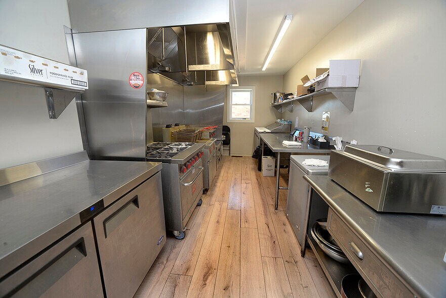 More Photos Of 221 20th Ave, Ottawa Bar For Sale