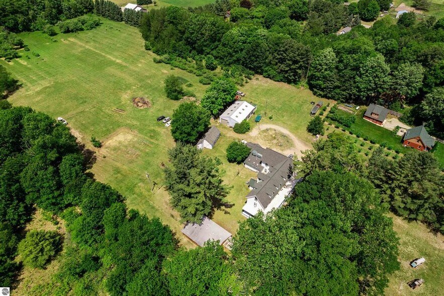 More Photos Of 18599 Mission Rd, Traverse City Hotel For Sale