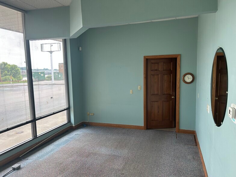 More Photos Of 308 Patrick Street Plz, Charleston Storefront For Lease