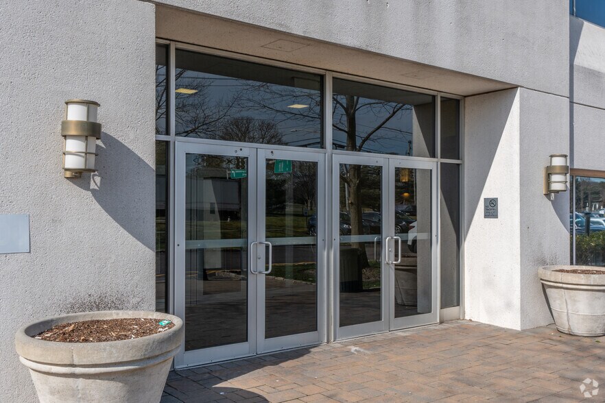 More Photos Of 1600 Stewart Ave, Westbury Medical For Lease