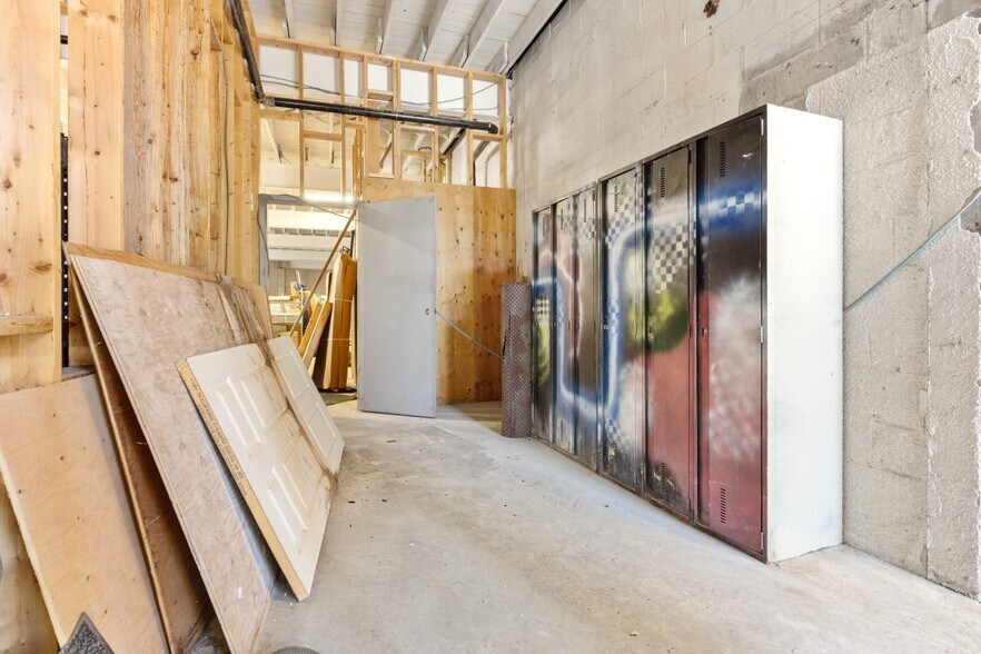 More Photos Of 255-257 Ste-anne Ave, Ottawa Warehouse For Lease