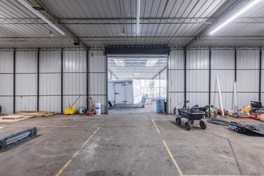 More Photos Of 508 Cobb Pky NE, Marietta Warehouse For Lease