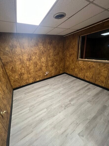 More Photos Of 25494 Industrial Park Rd, Ardmore Manufacturing For Lease