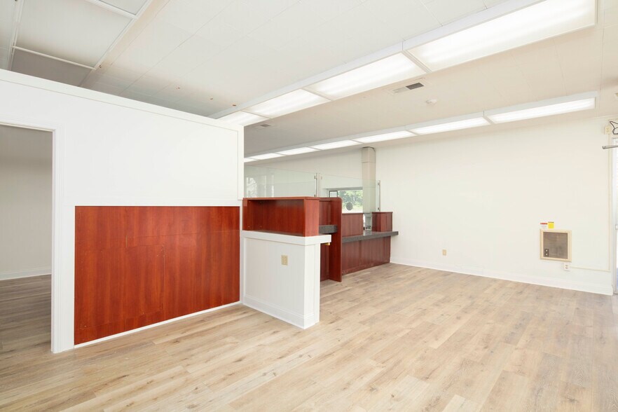 More Photos Of 308 W Lexington Ave, Winchester Office For Sale