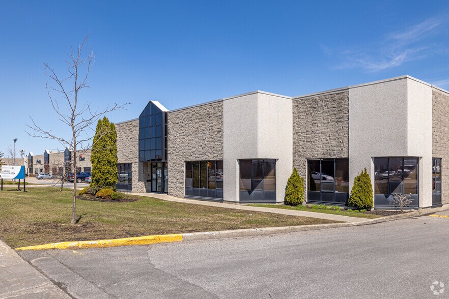 More Photos Of 351-381 Rue McCaffrey, Montréal Manufacturing For Lease