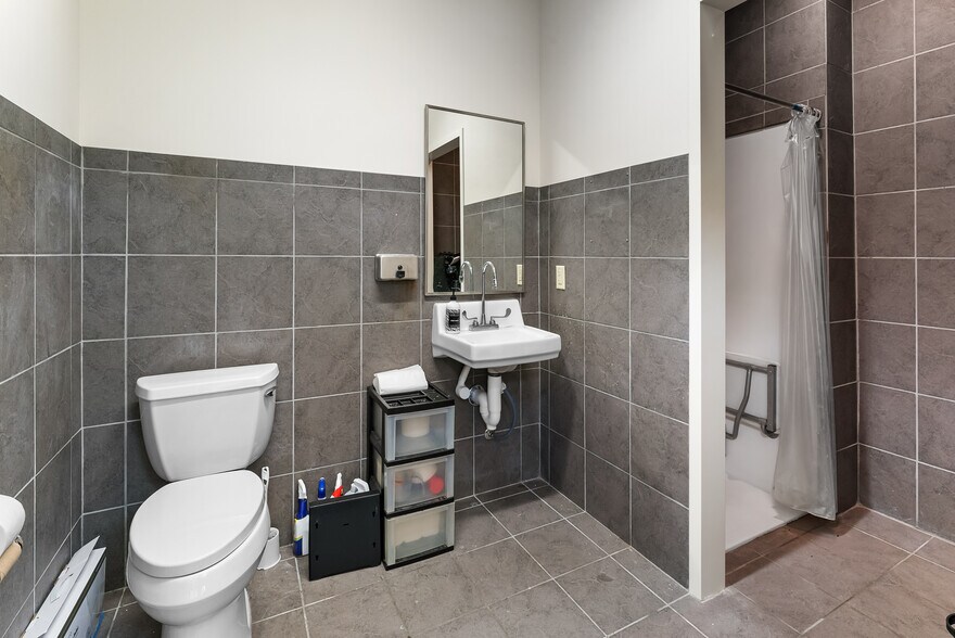 More Photos Of 119 Southern Blvd, Savannah Office For Sale