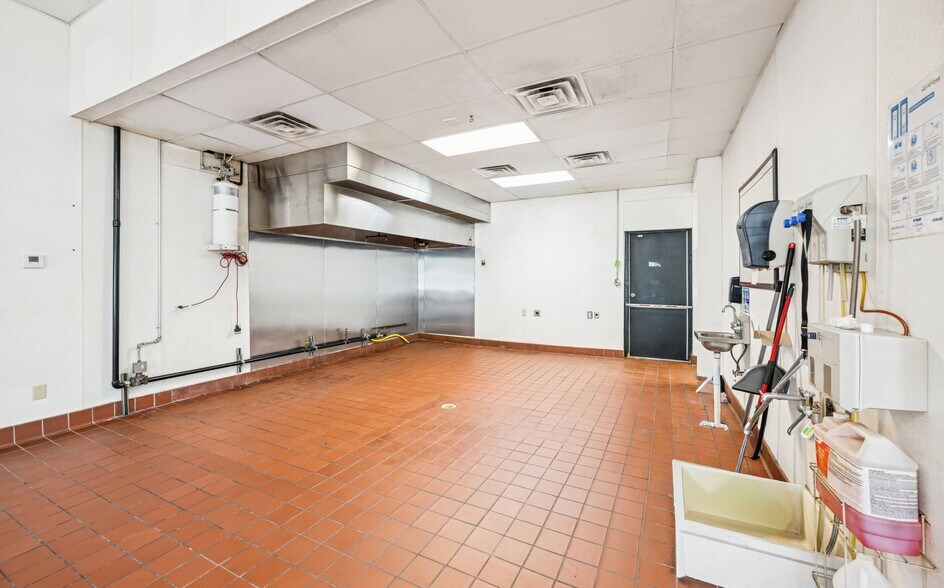 More Photos Of 15026-15080 Beltway Dr, Addison Light Manufacturing For Lease