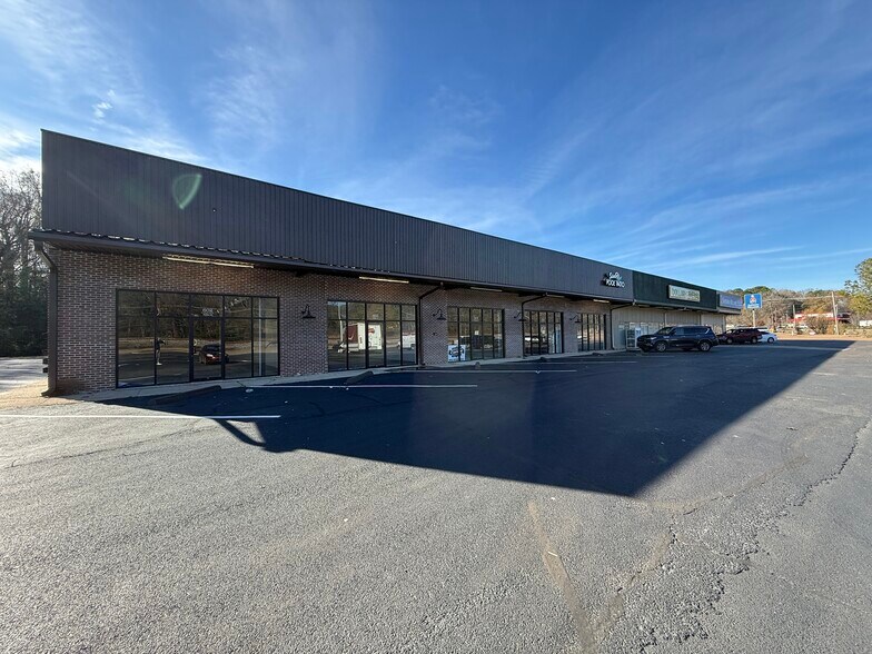 More Photos Of 602 W Bankhead St, New Albany General Retail For Lease