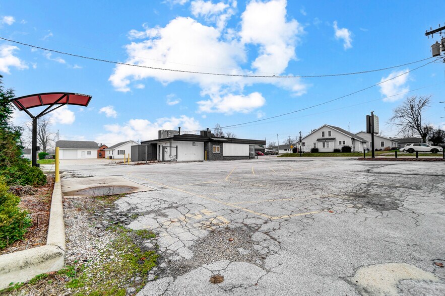 More Photos Of 994 E Market St, Celina Freestanding For Sale