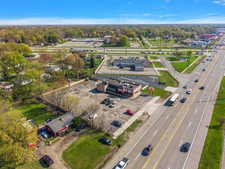 Primary Photo Of 37116 S Groesbeck Hwy, Clinton Township Restaurant For Sale