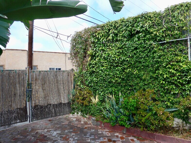 More Photos Of 5629 W Adams Blvd, Los Angeles General Retail For Lease