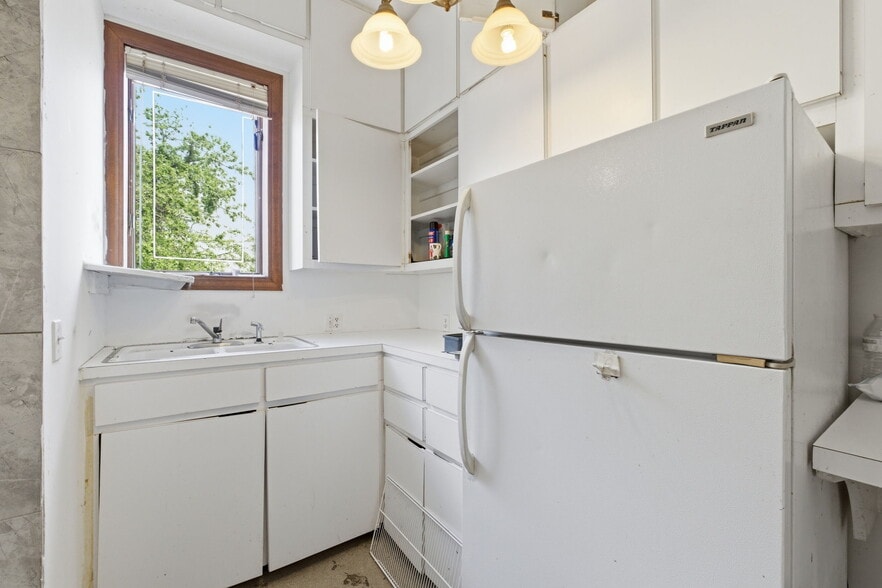 More Photos Of 2122 S Glenstone Ave, Springfield Freestanding For Sale