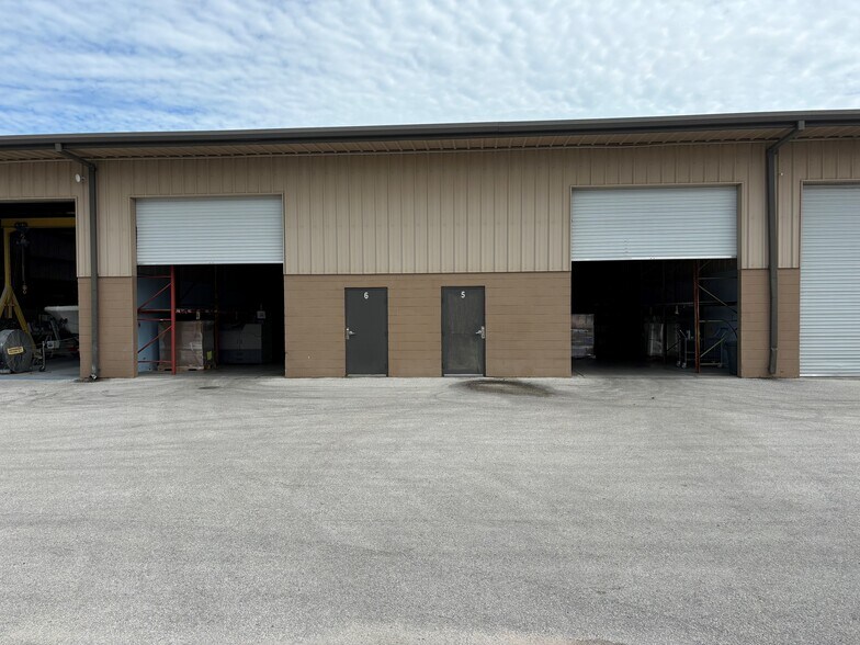 More Photos Of 1911 Oakmont Ave, Tarpon Springs Warehouse For Lease