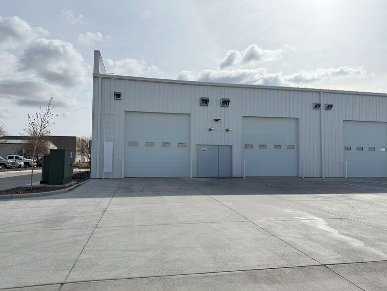 More Photos Of 9235 Eastman Park Dr, Windsor Light Manufacturing For Lease