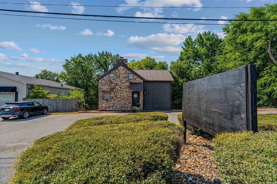 More Photos Of 17940 I 30, Benton Office For Sale