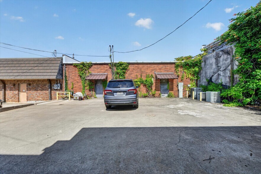 More Photos Of 221-223 N Locust St, Denton Office For Sale