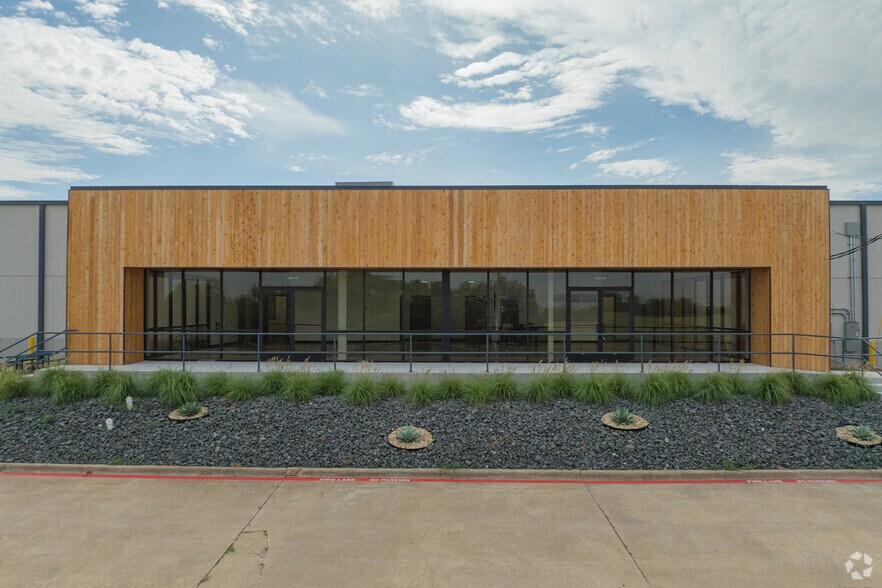 More Photos Of 2424 N Westmoreland Rd, Dallas Manufacturing For Sale