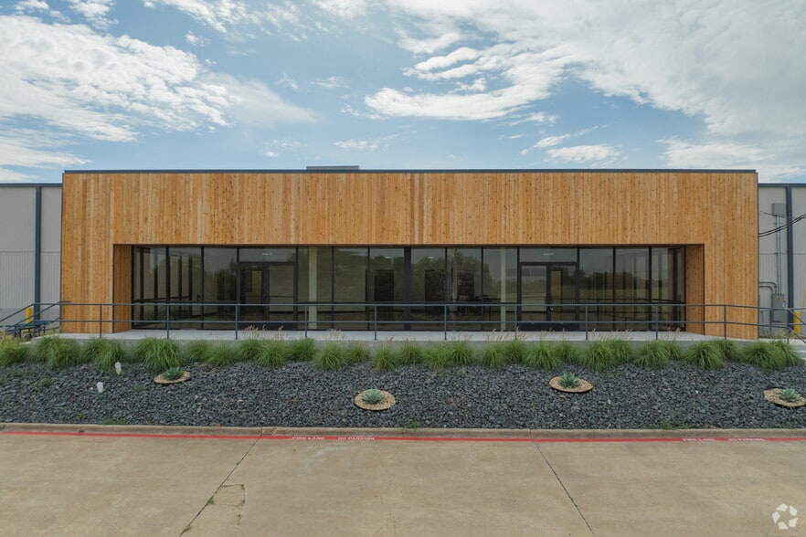 More Photos Of 2424 N Westmoreland Rd, Dallas Manufacturing For Sale