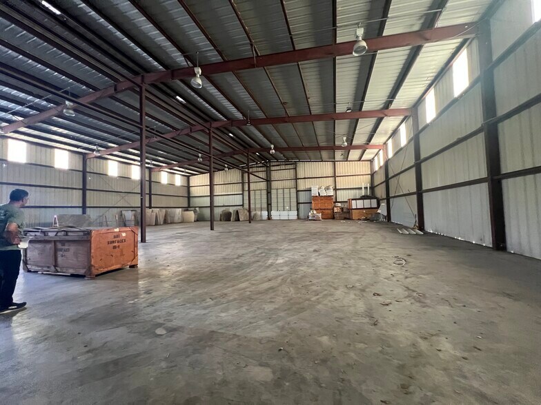 More Photos Of 5809-5817 Centralcrest St, Houston Warehouse For Lease