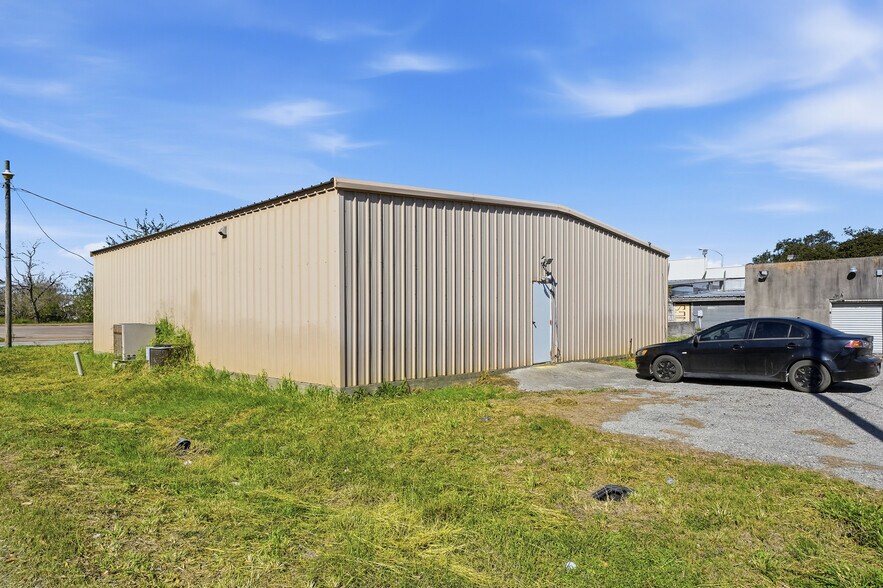 More Photos Of 102 & 106 Wood ave, Woodsboro Storefront For Sale