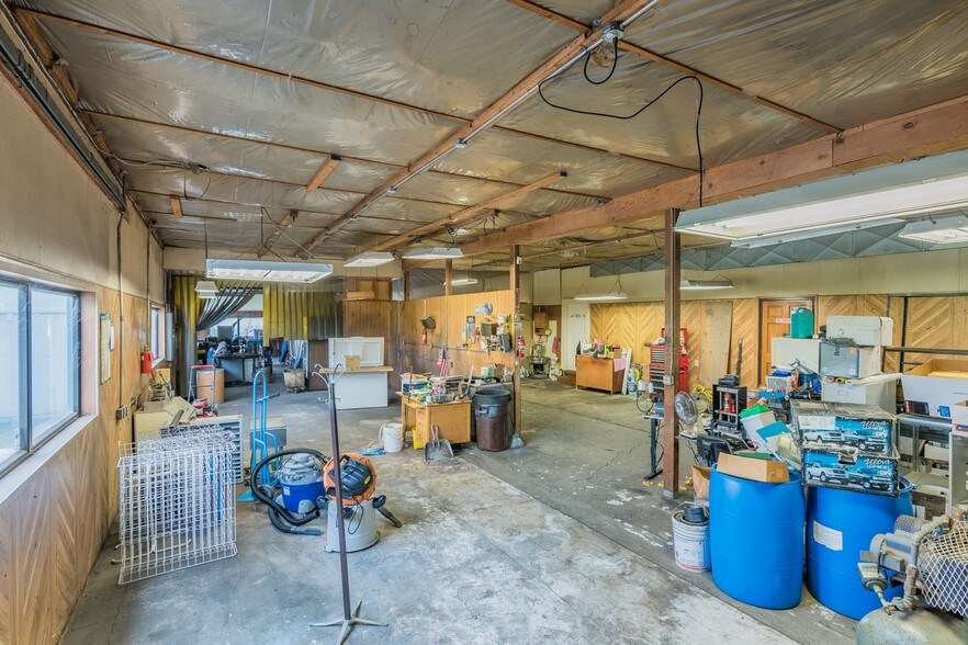 More Photos Of 941 SW Alder St, Dundee Warehouse For Sale