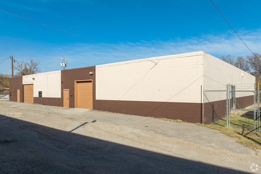 More Photos Of 2463-2517 S Riverside Dr, Fort Worth Manufacturing For Lease