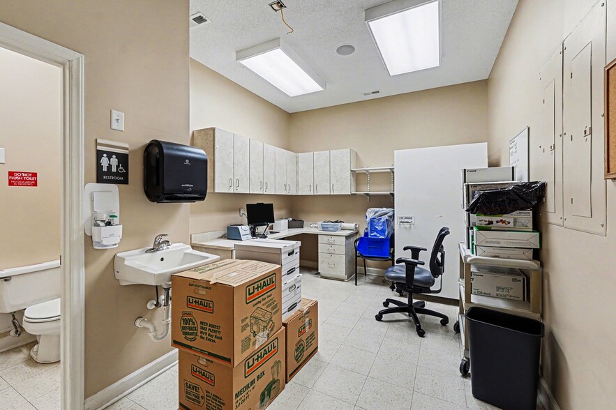 More Photos Of 208 W Salisbury St, Asheboro Medical For Lease