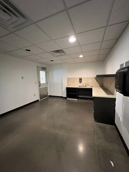 More Photos Of 5739 Green Valley Ct, Oshkosh Manufacturing For Lease