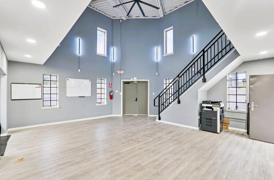 More Photos Of 1458 County Line Rd, Huntingdon Valley Flex For Sale