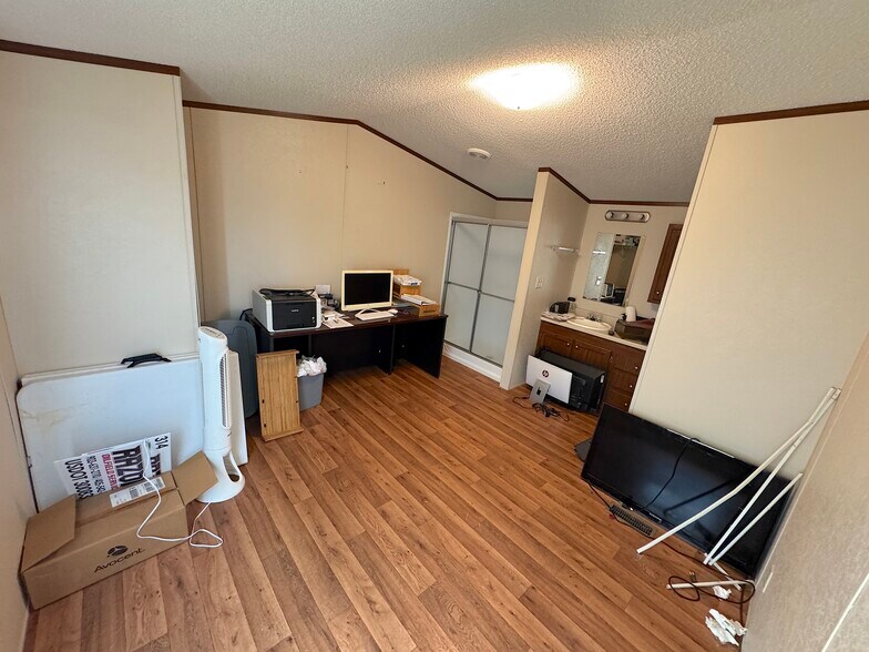 More Photos Of 201 Airport Road, Hinton Flex For Sale