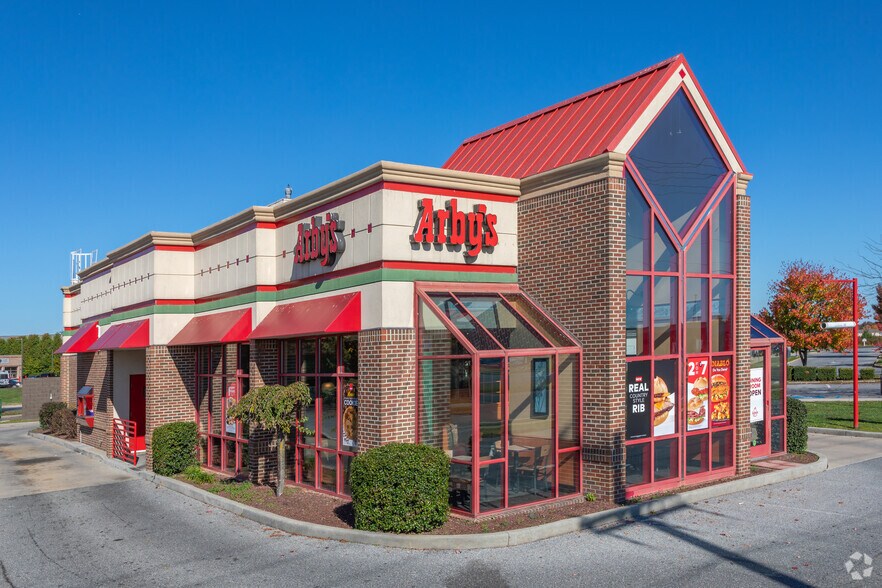 Primary Photo Of 101 Sandhill Dr, Middletown Fast Food For Lease