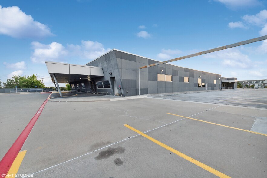 More Photos Of 6957 W Plano Pky, Plano Medical For Lease