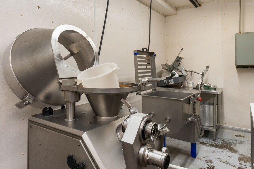 More Photos Of 6410 Jackrabbit Ln, Belgrade Storefront For Sale