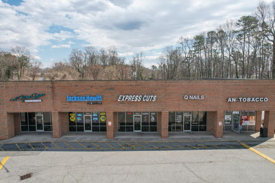 More Photos Of 1911-1937 Coliseum Blvd, Greensboro Storefront For Lease