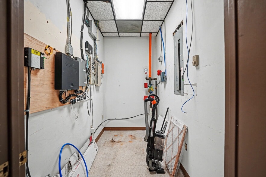 More Photos Of 3021 E Victory Dr, Savannah Office For Sale