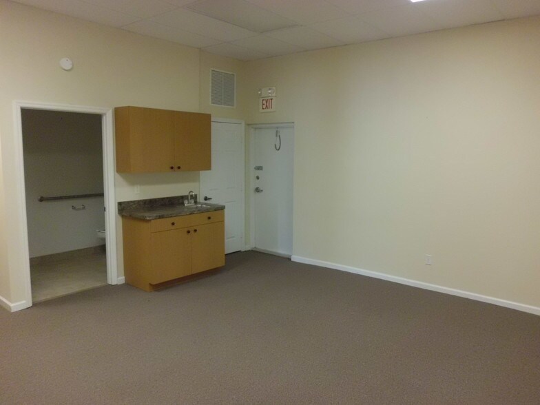 More Photos Of 1352-1368 SW Bayshore Blvd, Port Saint Lucie Unknown For Lease