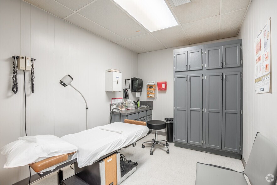 More Photos Of 2100 Highway 365, Nederland Medical For Sale