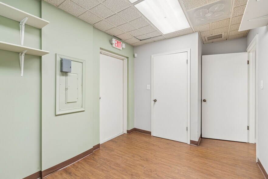 More Photos Of 8525-8549 Gunn Hwy, Odessa Unknown For Lease