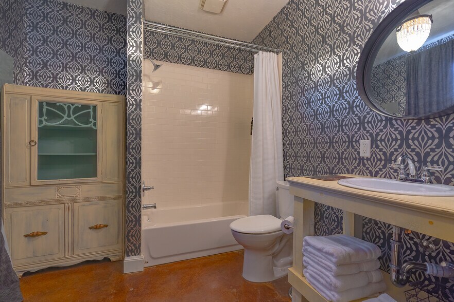 More Photos Of 221 W Main St, Tishomingo Hotel For Sale