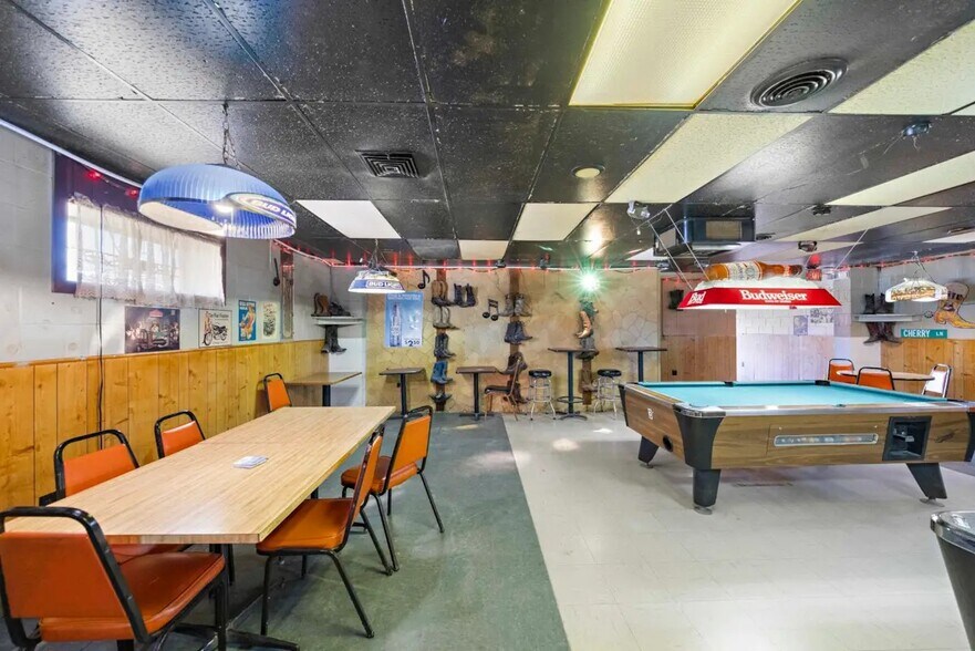 More Photos Of 2106 E 4th Ave, Hutchinson Storefront For Sale